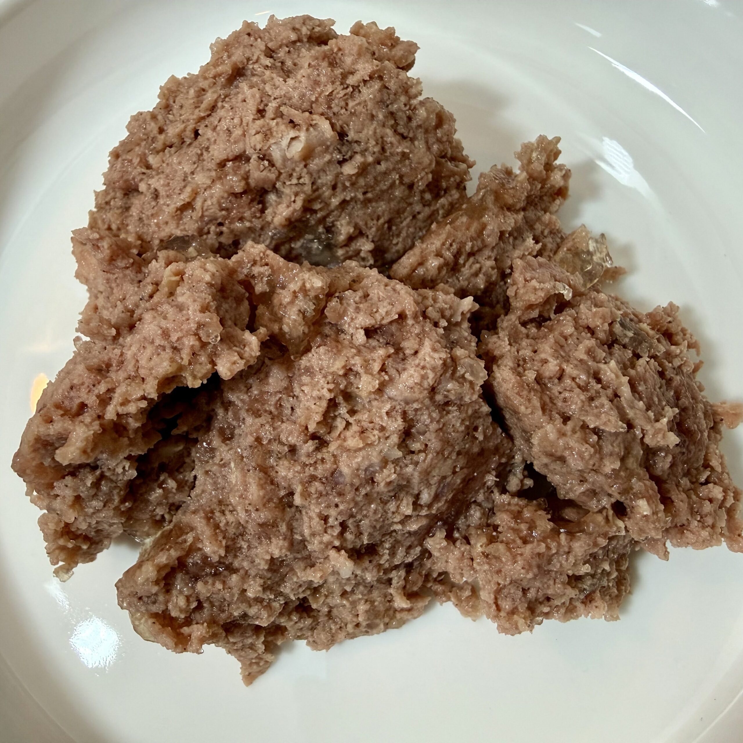 ANIfit „Puterichs Delight“ – fein gewolftes Nassfutter im weißen Napf; zeigt die feste, homogene Konsistenz