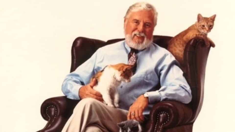 Edward Lowe, der Erfinder der Katzenstreu, mit drei Katzen