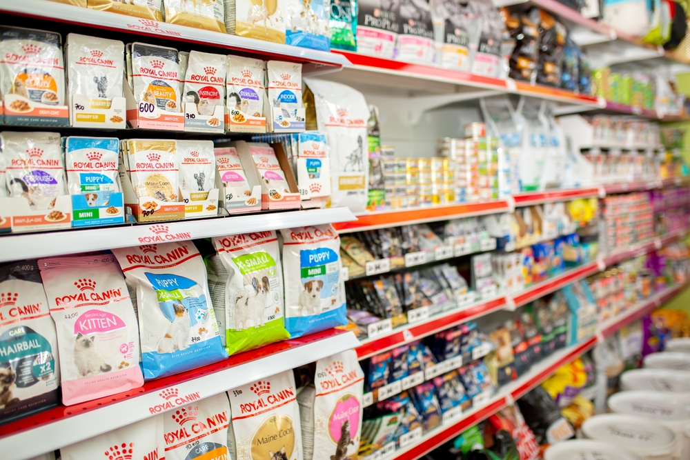 Supermarktregal mit Katzen von verschiedenen Marken – Symbol für Produktvielfalt im Heimtiermarkt